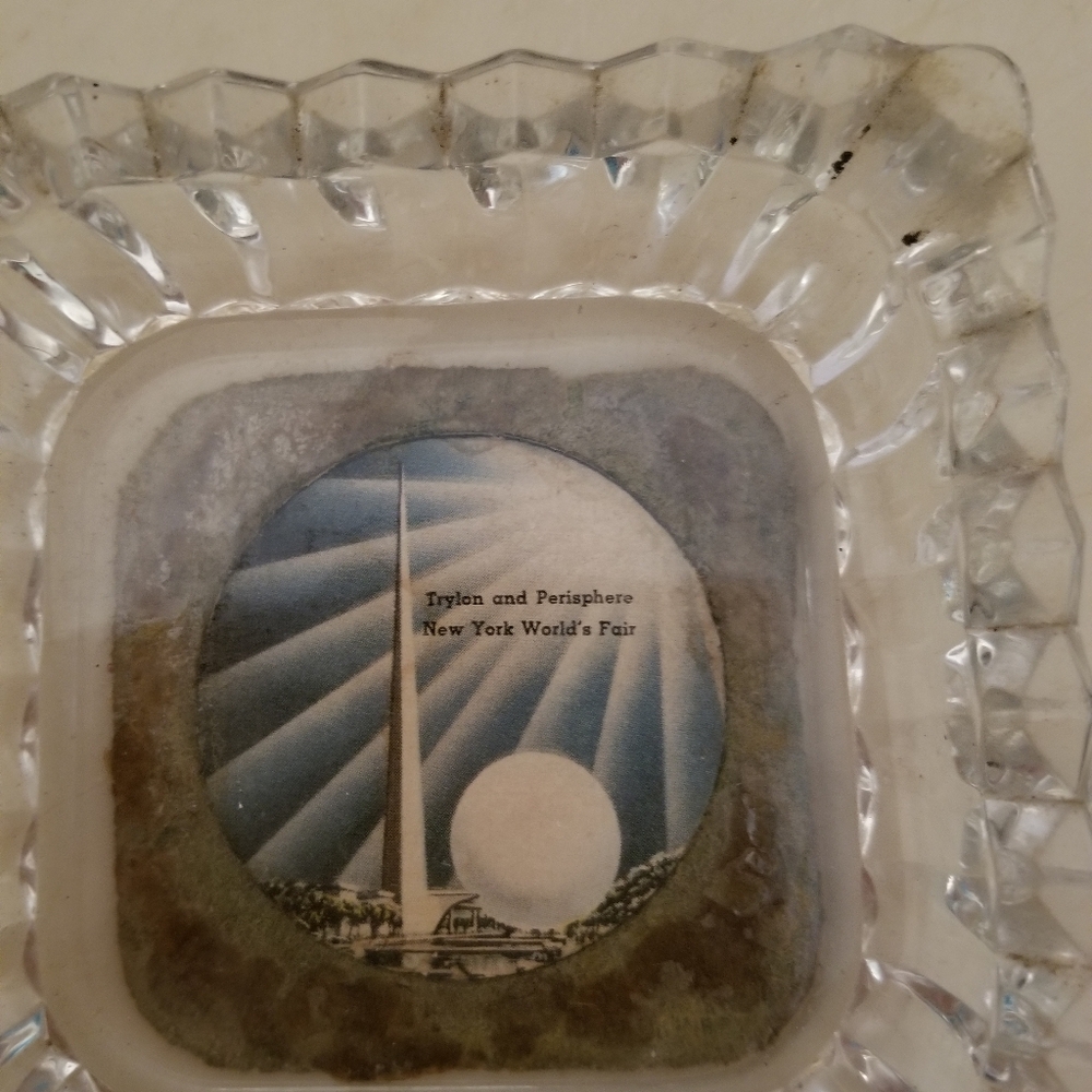 Crystal Clear Glass Ashtray with Geometric Design - Picture 3 of 3